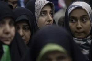 Iranul anunță că va înăspri și mai mult măsurile împotriva femeilor care nu poartă hijabul