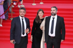 După facultate, s-a dus să slujească în Cipru, iar un oligarh rus l-a invitat să ridice o biserică rusă. PressOne: Legăturile preotului regizor Ciprian Mega cu Rusia. image-2024-04-25-27085010-41-regizorul-ciprian-mega-dreapta-alaturi-sotia-laura-irina-mega-festivalul-international-film-moscova-din-2022-unde-prezentat-anteriorul-sau-film-glasul-care-striga-pustie