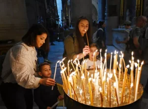 image-2023-04-12-26201233-41-credinciosi-biserica-mormant-ierusalim