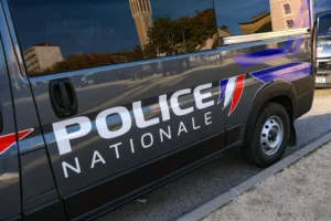 Un bărbat arestat într-o secție de poliție din Paris a deschis focul asupra a doi polițiști, rănindu-i grav