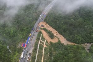 Incidentul din China s-a soldat cu 36 de morţi în urma surpării unei porţiuni de autostradă în sudul ţării