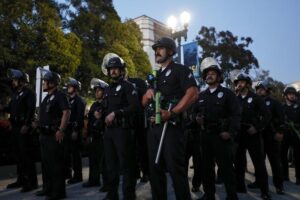 Sute de polițiști au fost la un pas de a intra în forță în manifestanții pro-palestinieni de la Universitatea California
