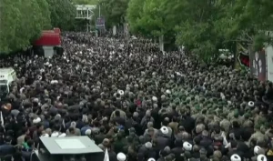 Funeraliile președintelui Ebrahim Raisi au început, dar nu toți iranienii își exprimă durerea pentru „Măcelarul din Teheran” Funeraliile președintelui Ebrahim Raisi au început, dar nu toți iranienii își exprimă durerea pentru „Măcelarul din Teheran”