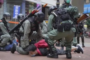Hong Kong a efectuat primele arestări conform noii legi a securității, care sancționează „intențiile subversive”