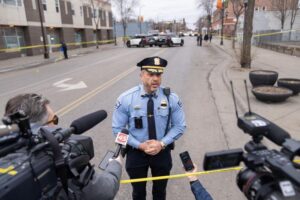 Incident armat în Minneapolis: Cel puțin patru persoane, inclusiv un ofițer de poliție și un suspect, au murit