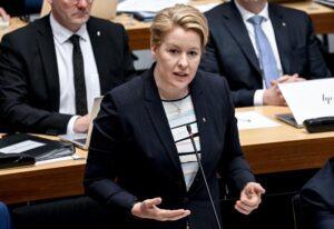 Senatoarea Franziska Giffey a fost dusă la spital în urma unui incident în care a fost lovită în cap într-o bibliotecă publică
