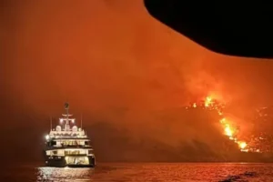 Focurile-de-artificiii-trase-de-pe-un-iaht-au-provocat-un-incendiu-pe-o-insula-greceasca