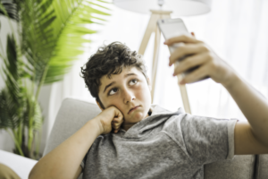 Ce este "sadfishing-ul" și cum să gestionezi acest fenomen periculos la adolescenți baiat-trist