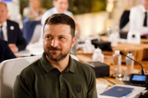Conform unui sondaj, 70% dintre cetățenii ucraineni doresc ca Zelenski să rămână președinte pe durata legii marțiale Conform unui sondaj, 70% dintre cetățenii ucraineni doresc ca Zelenski să rămână președinte pe durata legii marțiale