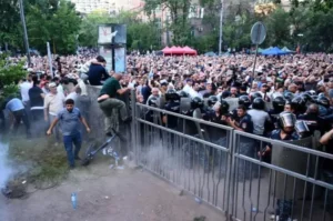 Proteste de amploare în Armenia: Zeci de persoane au fost arestate după ce au cerut demisia prim-ministrului