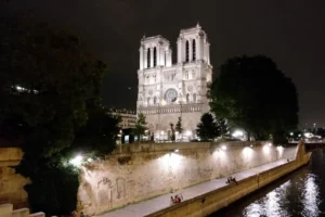 Catedrala Notre-Dame se redeschide cu veșminte liturgice create de Castelbajac