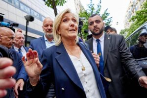 Extremiștii francezi se unesc împotriva lui Macron și invită conservatorii în alianță înainte de alegeri