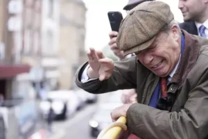 Nigel Farage a fost atacat în timpul unui miting electoral în nordul Angliei