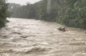 Tragedia pe râul Natisone: Posibilitatea găsirii trupului lui Cristian Molnar image-2024-06-2-27180851-41-trei-tineri-romani-fost-luati-aprele-raului-natisone