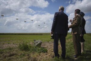 Vameșii francezi au verificat pașapoartele parașutiștilor britanici la comemorarea Debarcării din Normandia Vameșii francezi au verificat pașapoartele parașutiștilor britanici la comemorarea Debarcării din Normandia