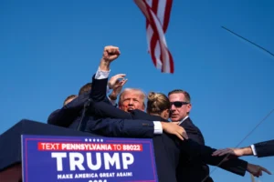 Donald-Trump-dupa-ce-a-fost-ranit-la-mitinul-electoral-din-Bulter-Pennsylvania