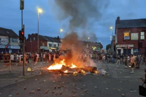 Românii, departe de arestările post-revoltă din Leeds: Noile declarații ale MAE despre incidentele violente Revolta-in-Leeds (1)