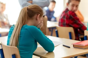 Elevă de 9,91 eliminată din Bacalaureat pentru că a uitat telefonul în buzunar. Cazul a ajuns în instanță eleva-Dreamstime