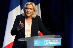 Trei sondaje arată că extrema dreaptă franceză nu va obține majoritatea în alegerile de duminică