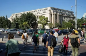 image-2022-08-5-25718548-41-oameni-strada-bucuresti-2