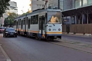 Câte dintre autobuzele, troleibuzele și tramvaiele din București sunt dotate cu aer condiționat și cum să te ferești de căldura excesivă