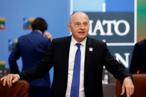 Mircea Geoană ar fi trebuit să fie exmatriculat din programul de doctorat înainte de a prezenta teza în care a plagiat prin traducere Mircea Geoană ar fi trebuit să fie exmatriculat din programul de doctorat înainte de a prezenta teza în care a plagiat prin traducere