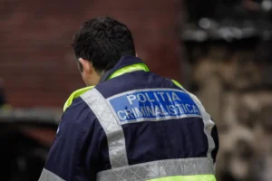 Incident în Săcele: Bărbatul care a atacat un jandarm cu toporul a decedat după ce a fost împușcat image-2023-10-4-26581234-41-politist-criminalist