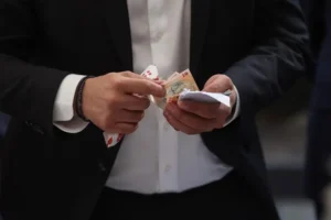Relația dintre experții Ministerului Finanțelor și cei externi, afectată / Dan Schwartz: „Cozi virtuale în locul cozilor fizice la ANAF” image-2023-12-21-26771386-41-bancnote-numarate-1