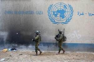 image-2024-05-1-27099598-41-soldati-israelieni-fata-unei-cladiri-evacuate-unrwa-agentia-onu-pentru-palestinieni-din-fasia-gaza-2