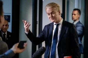 Un nou guvern de orientare de dreapta a fost format în Olanda, cu Geert Wilders influențând din umbră și Dick Schoof, independent, în funcția de premier