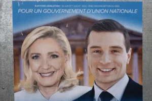 Un sondaj recent din Franța indică faptul că partidul de extremă-dreapta al lui Le Pen nu va obține majoritatea la alegerile parlamentare de duminică