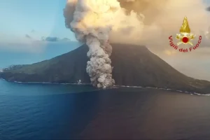 Italia a declarat stare de alertă roșie în urma erupției vulcanului Stromboli