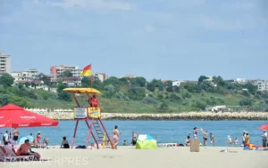 Tragedie pe litoral: un băiat de 11 ani s-a înecat în mare la Constanța image-2023-08-16-26466196-41-salvamari-cine-vede-cine-injura (1)