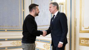 Vizita lui Anthony Blinken la Kiev ar putea schimba cursul ostilităților gettyimages-2152335526