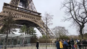 Incendiu la Turnul Eiffel: 1.200 de turiști evacuați