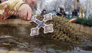 Descoperă tradițiile fascinante ale Bobotezei în România image-2012-01-11-11162640-41-boboteaza