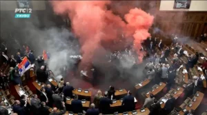 Fumigene și bombe de fum în Parlamentul Serbiei, protest al studenților în fața legislativului