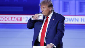Trump amenință UE cu taxe de 200% pe băuturile alcoolice