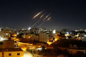 Noaptea a treia de bombardamente în conflictul Israel-Iran: peste 100 de rachete lansate, Tel Aviv și Haifa sub atac profimedia-1011042761