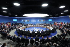 Summitul NATO: creșterea cheltuielilor pentru apărare și încercările de a câștiga bunăvoința lui Trump