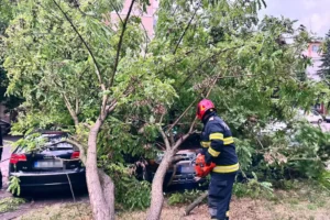 Vânturi puternice au lăsat urmări în opt județe: acoperișuri smulse, inundații și mașini distruse igsu