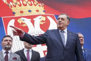 Milorad Dodik, fără opțiuni, provoacă tensiuni după demiterea din funcție Bosnia Serb Leader
