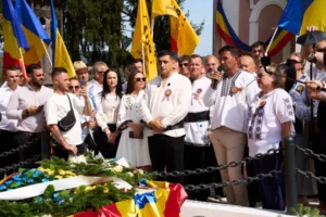 Scandal la mormântul lui Avram Iancu: Fotograful lui Simion a fost pus să coboare de pe cavoul eroulu național 544560591_1088118520139102_9113675306958681808_n