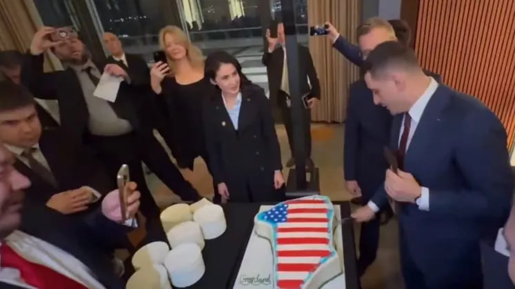 George Simion, liderul AUR, taie un tort în formă de Groenlanda