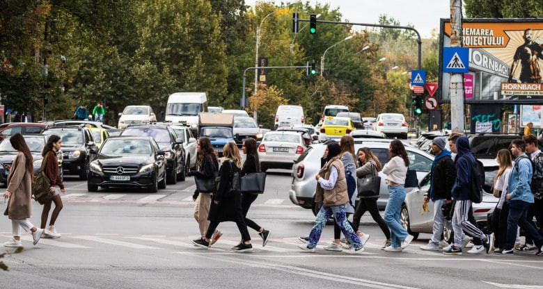 Români merg pe stradă - imagine simbol