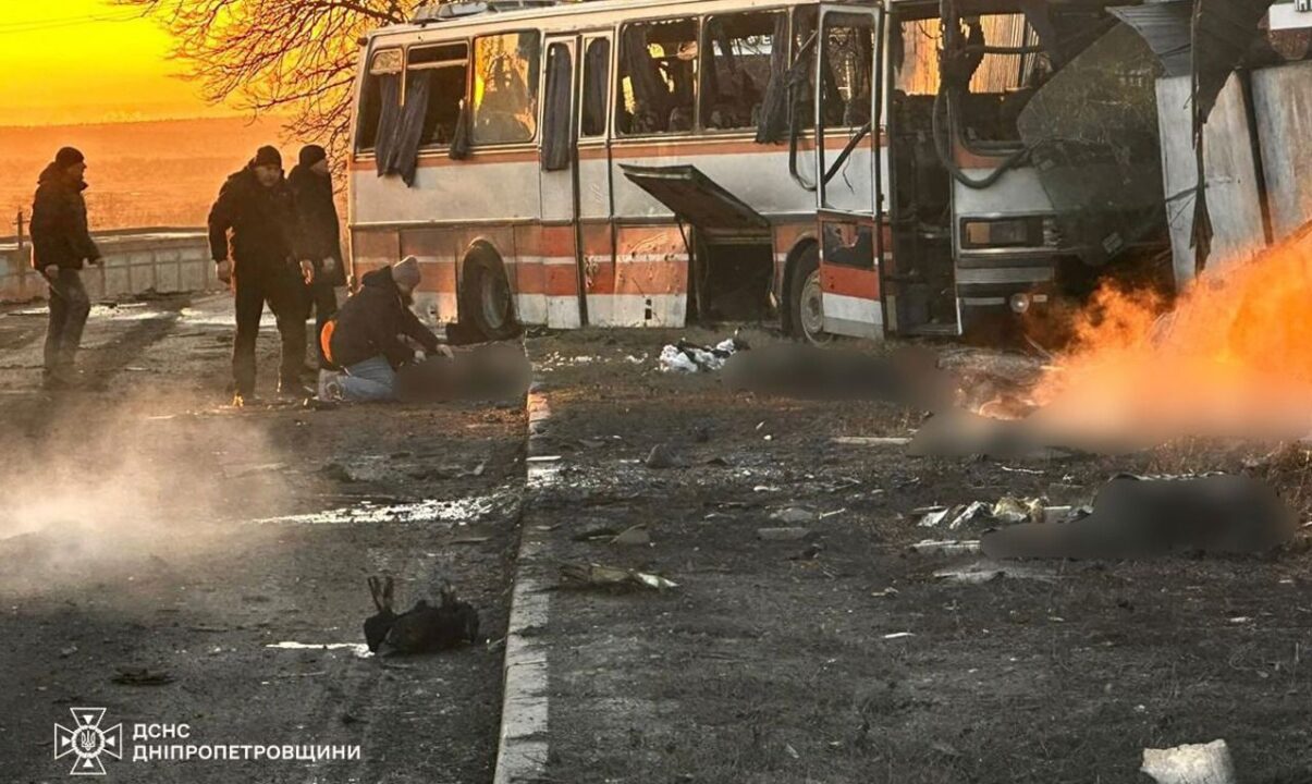 autobuz cu mineri, lovit de dronă rusească