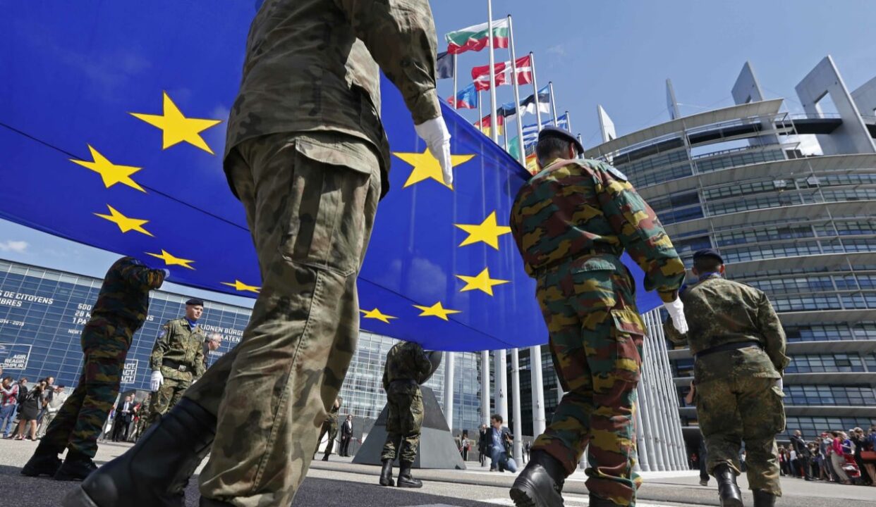Militari cu steagul Uniunii Europene