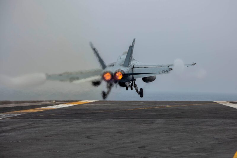 Dezvăluire: asistentul AI Claude ar fi folosit de armata SUA în atacul asupra Iranului, în ciuda unui ordin de interzicere 250410-N-NH911-1194 PACIFIC OCEAN (April 10, 2025) An F/A-18E Super Hornet, attached to Strike Fighter Squadron (VFA) 14, launches from the flight deck of the Nimitz-class aircraft carrier USS Abraham Lincoln (CVN 72). Abraham Lincoln, flagship of Carrier