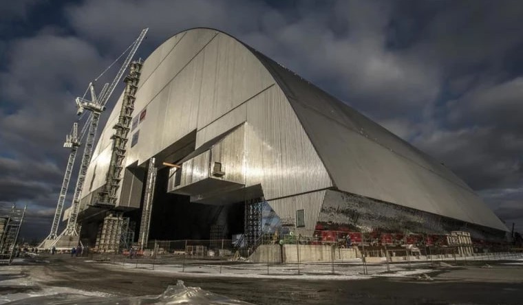 Domul de metal acoperă sarcofagul din 1986