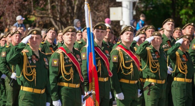 O unitate defilând în Piața Suvorov, Tiraspol, în 2017
